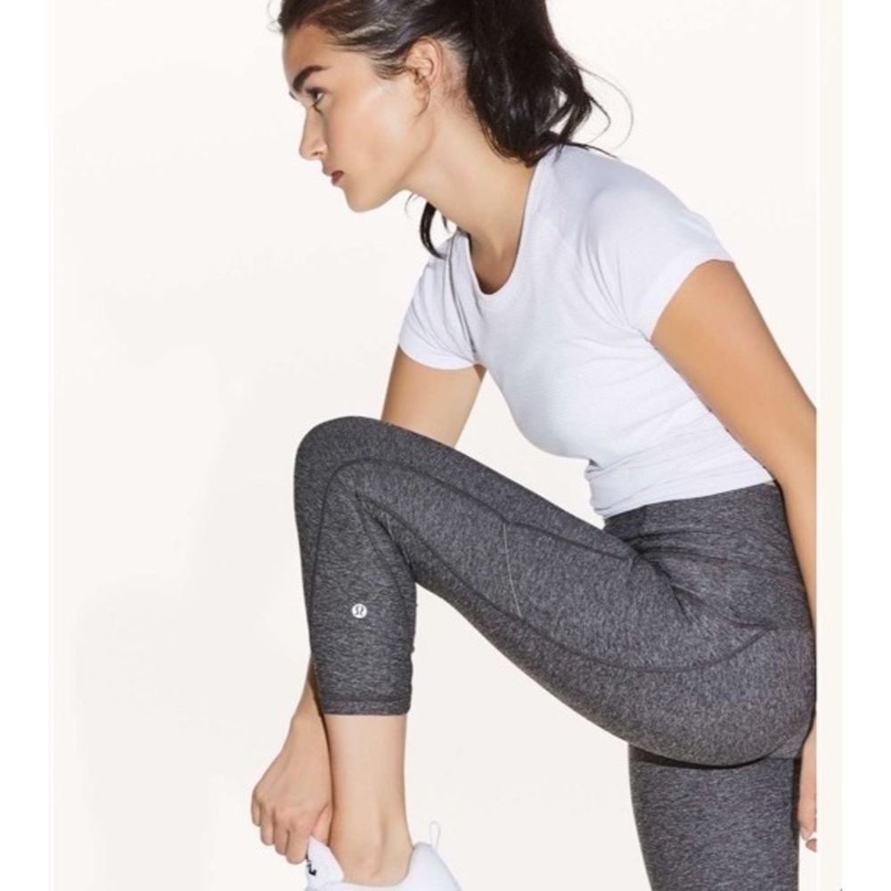 Lululemon Run On Crop Leggings Size 2 Heathered Black Gray‎ 21" Yoga